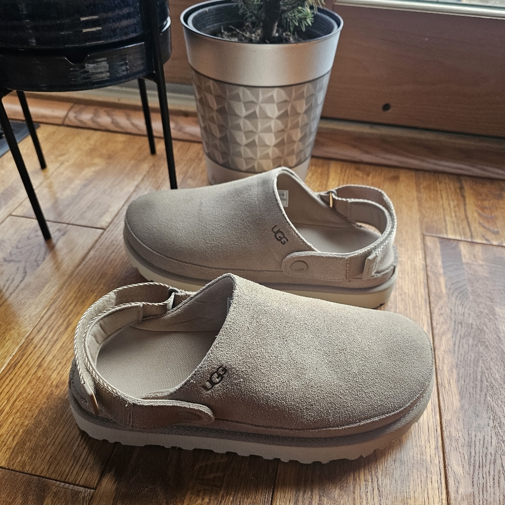 UGG Goldenstar Clog Size 9
